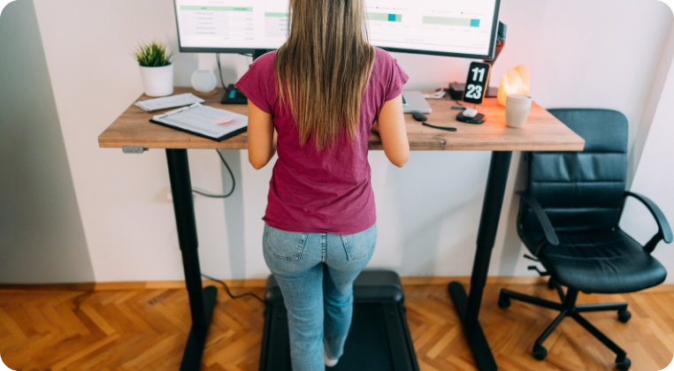 Aktywność w domu i biurze z bieżniami Spacetronik Walkee