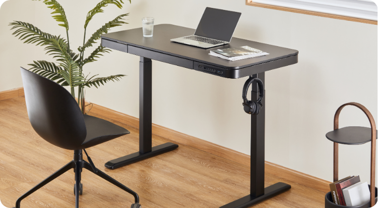 Biurko czy stelaż? Jak wybrać idealne stanowisko do pracy